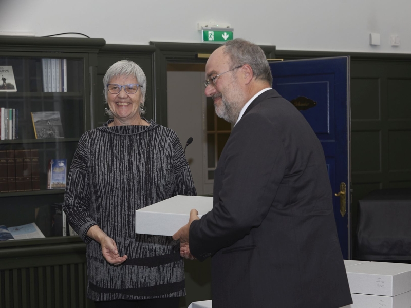 Hrefna Róbertsdóttir, þjóðskjalavörður, afhendir Prof. Dr. Michael Hollmann, forseta Sambandsskjalasafns Þýskalands, skjölin.