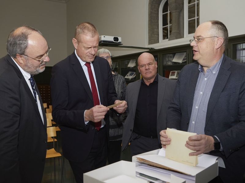 Prof. Dr. Michael Hollmann forseti Sambandsskjalasafns Þýskalands og Dietrich Becker sendiherra Þýskalands á Íslandi skoða skjöl þýska ræðismannsins ásamt Bjarna Þórðarsyni húsnæðisstjóra Þjóðskjalasafns og Unnari Ingvarssyni fagstjóra stafrænnar endurgerðar í Þjóðskjalasafni.