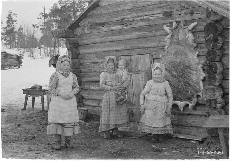 Skolt Sama konur með börnum sínum í Suonikylä árið 1942. Ljósmynd: SA-kuva