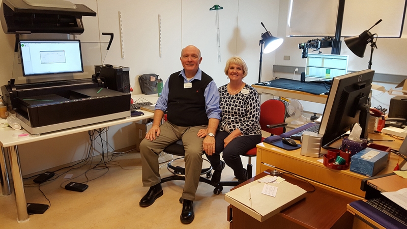 Terry M. Shepherd og Lillian Johnson Shepherd í vinnustofu sinni í Þjóðskjalasafni Íslands